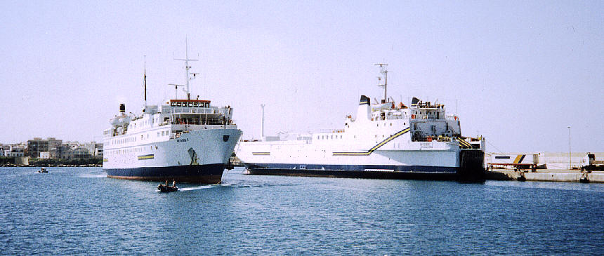 I traghetti NIOBE I ed ARTEMIS I che hanno collegato il porto di Otranto con Albania, Grecia e Turchia dal 1995 al 2000